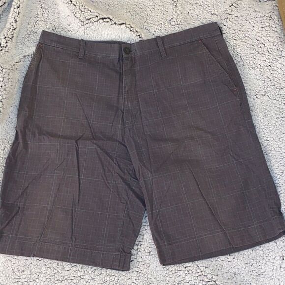 Old Navy Men’s Gray Plaid Bermuda Shorts Size 38 EUC - Picture 1 of 6